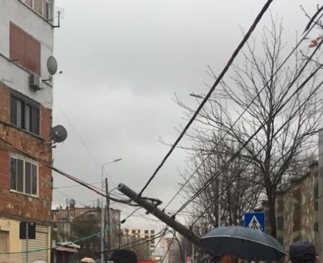 Era e fuqishme rrëzon shtyllën e tensionit në Tiranë