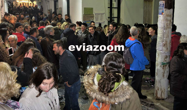 FOTOT/ Tsipras del për jetë nate, feston në lokale me qytetarët