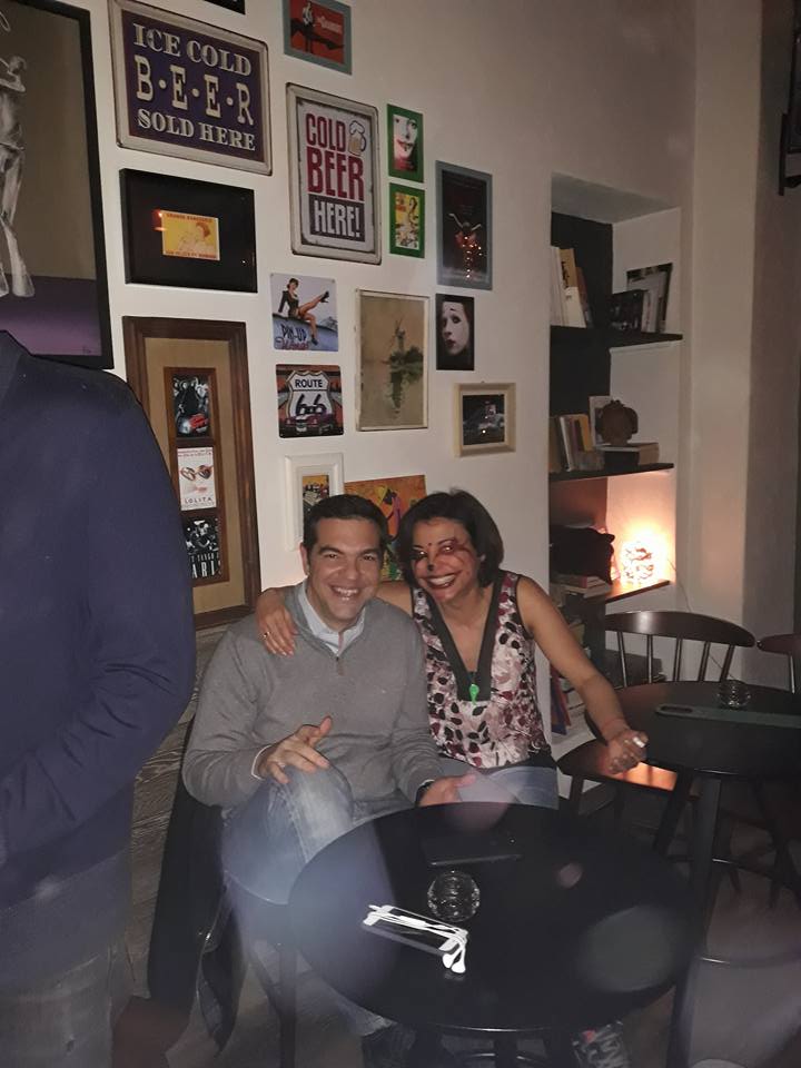 FOTOT/ Tsipras del për jetë nate, feston në lokale me qytetarët