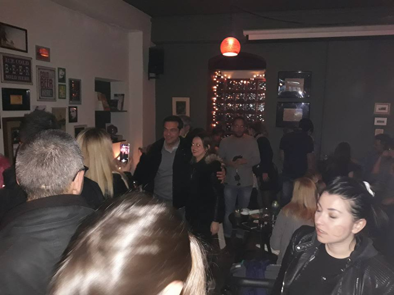 FOTOT/ Tsipras del për jetë nate, feston në lokale me qytetarët