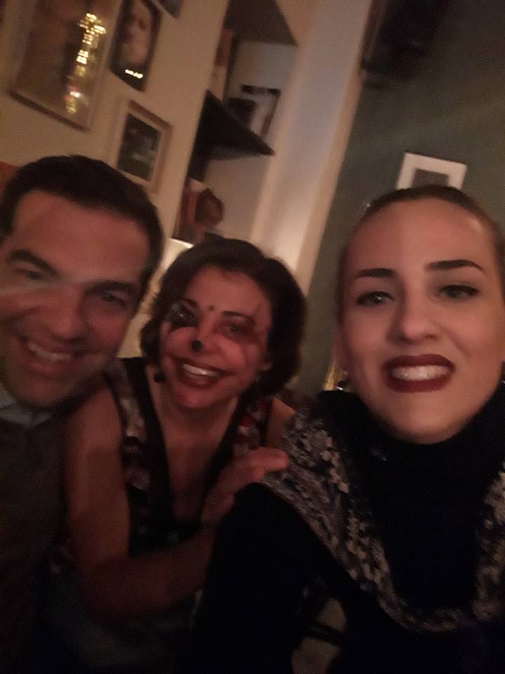 FOTOT/ Tsipras del për jetë nate, feston në lokale me qytetarët