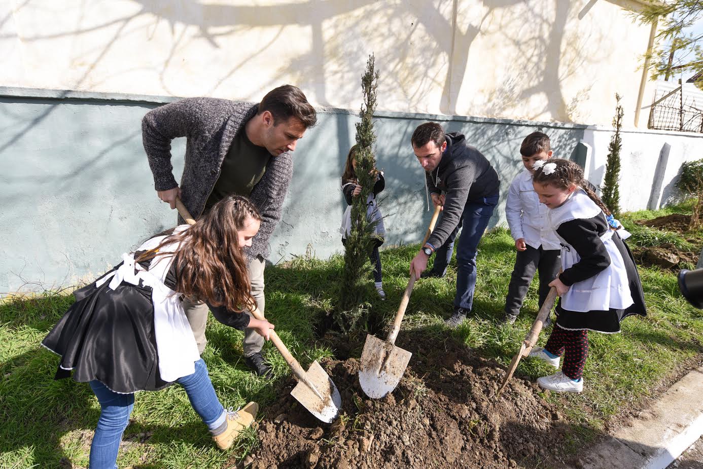 Cana dhe Veliaj mbjellin pemë me nxënësit: Revolucioni i gjelbër në çdo cep të Tiranës