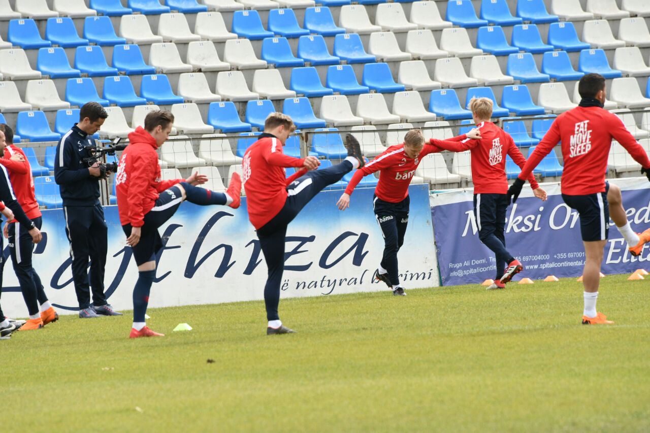 FOTO/ Kombëtarja norvegjeze mbërrin në Tiranë, stërviten në ‘Selman Stërmasi’