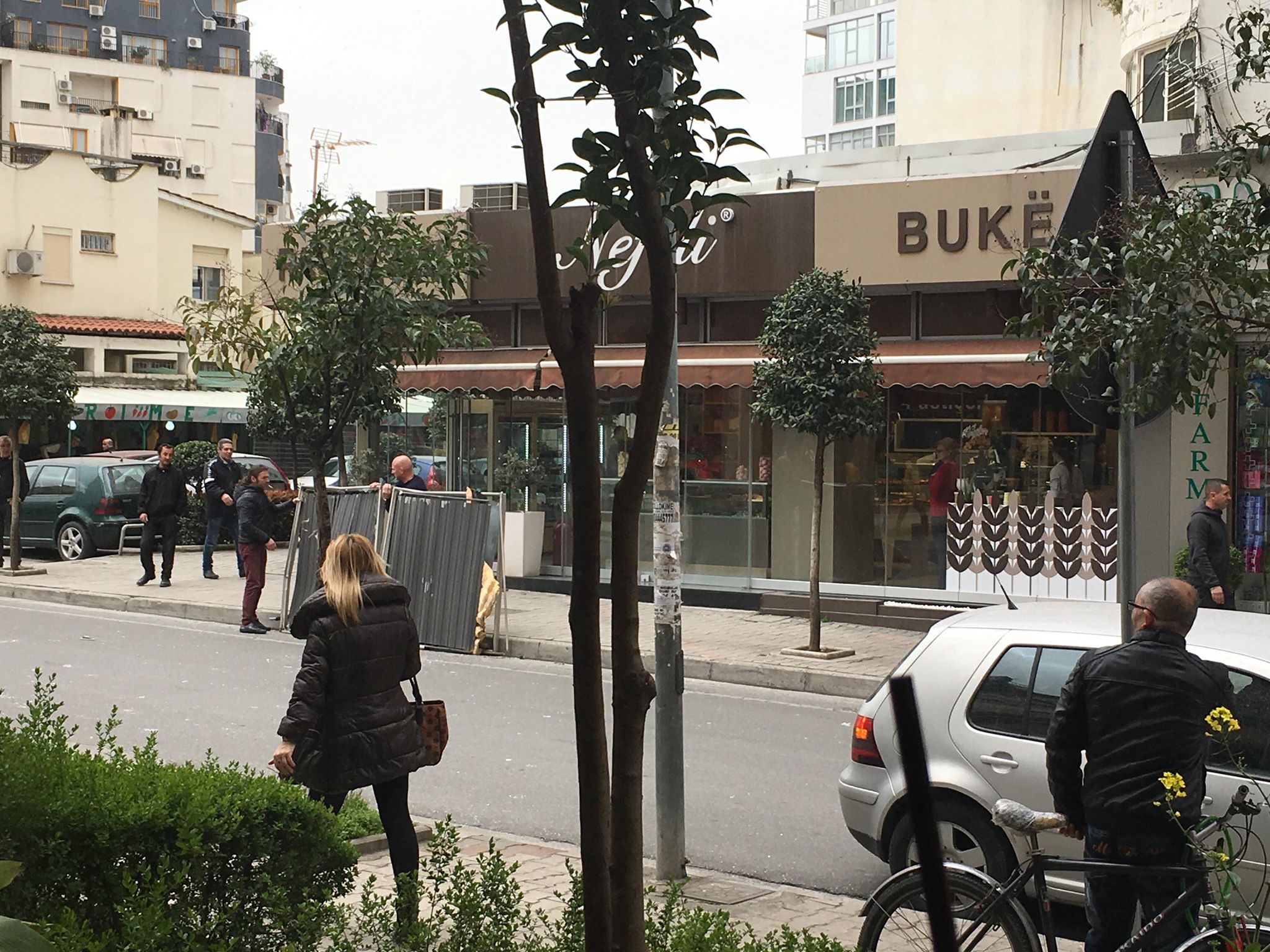 Erë e fuqishme në Tiranë, bëni kujdes, shikoni objekti që ka rënë nga lartësia