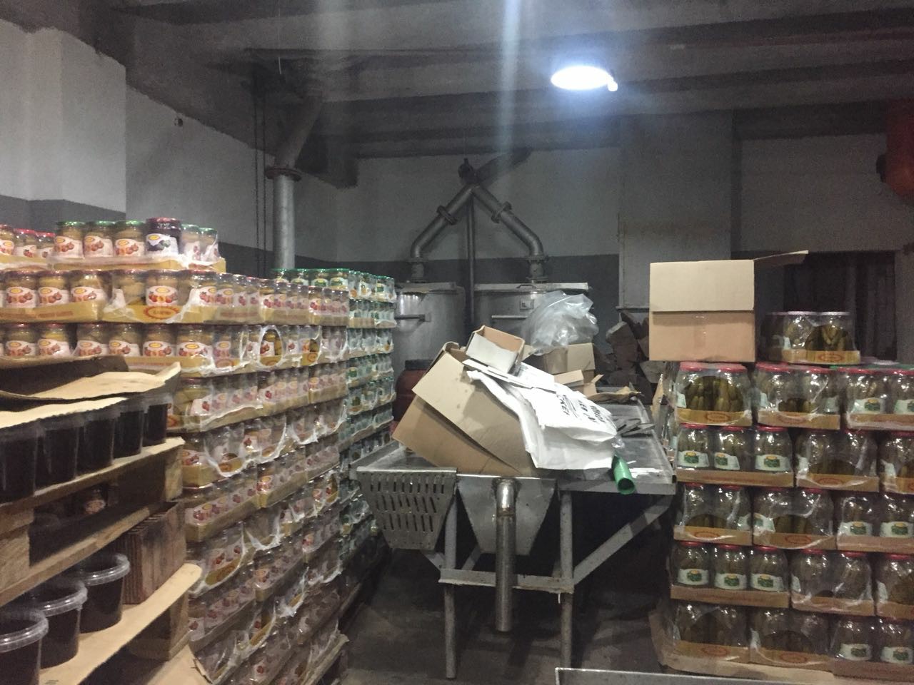 Skandali/ Zbulohet baza e prodhimit të ushqimeve false, prangosen tre persona