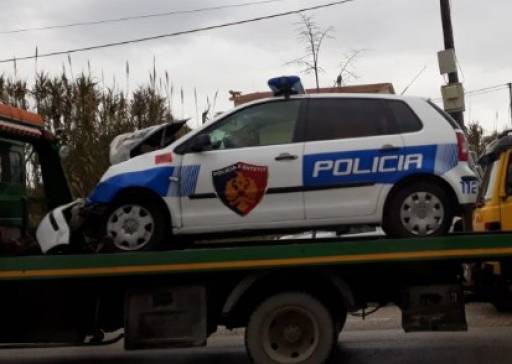 Makina e policisë përplaset me bordurën, plagosën dy efektivë