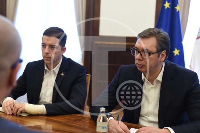 FOTOT/ Gjuriç shkon me duar të fashuara në mbledhje me Presidentin Vuçiç!