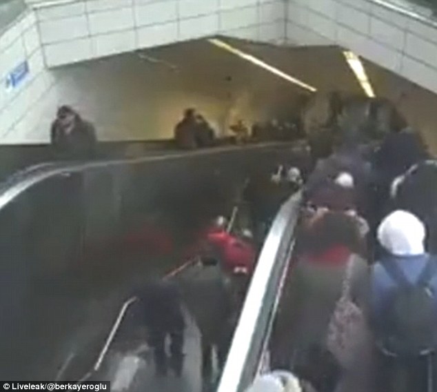 VIDEO/ Momentet e frikshme kur prishet shkalla lëvizëse