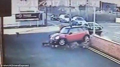 VIDEO/ Mini Cooper tregon ‘muskujt’ gjatë një aksidenti, shemb murin me tulla