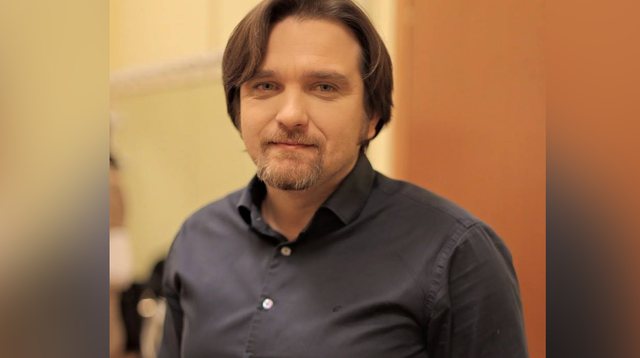 FOTOT/ Jul Deda i shkon për vizitë ‘në shtëpi’ moderatores, ja sa lek i la