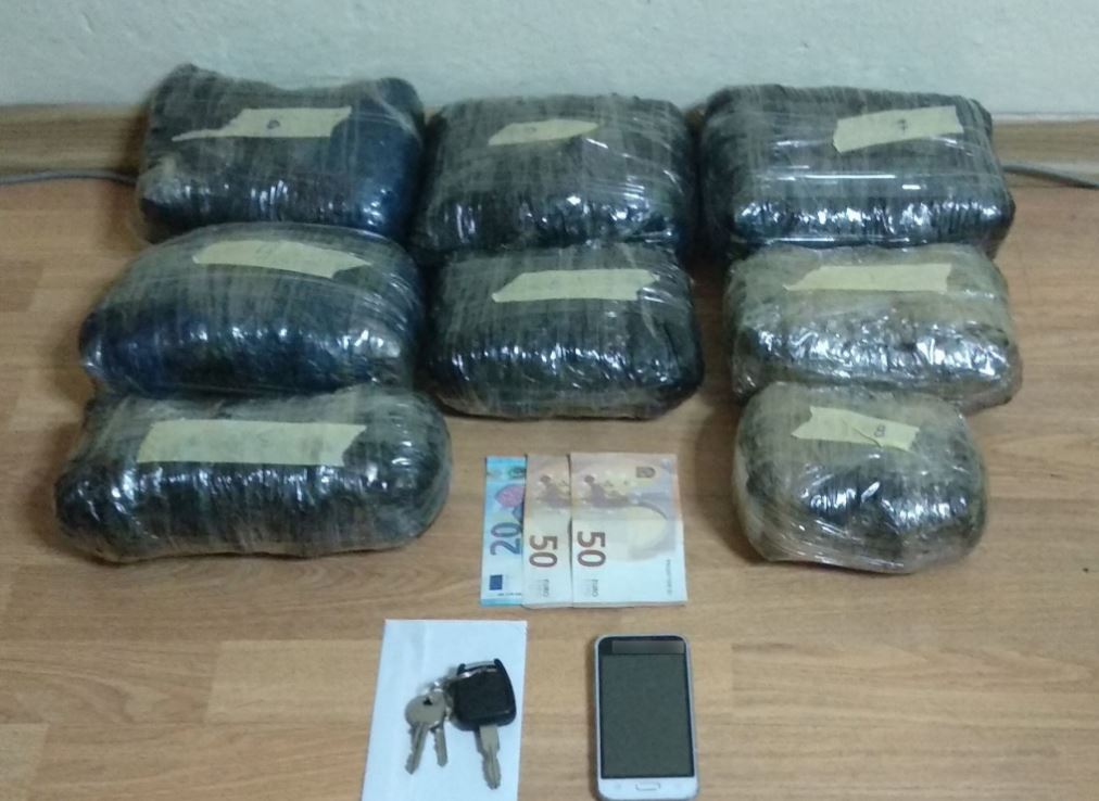 Pranga të riut shqiptar në Greqi, kapet me kanabis në makinë