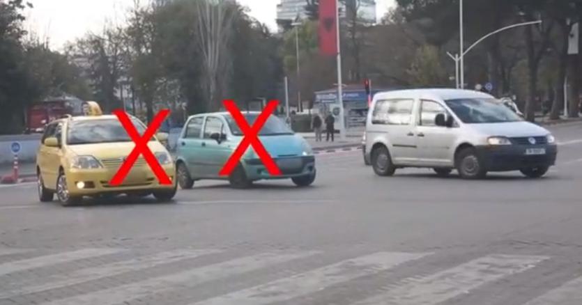VIDEO/ Kryqëzimet burim aksidentesh, policia ndëshkon 47 shoferë në Tiranë
