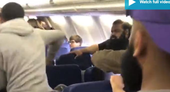 VIDEO/ Momente paniku në avion, pasagjerët rrihen me grushte