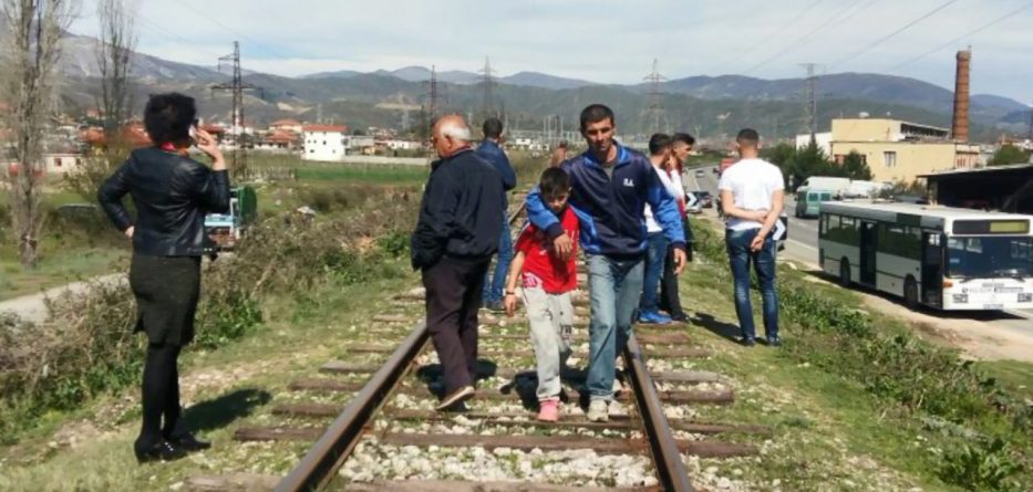 E përplasi treni teksa kthehej nga shkolla, ndërron jetë 12-vjeçarja