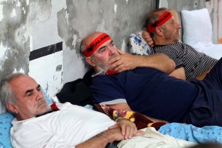 Ish-të burgosurit politikë: Policia na mbylli me forcë grevën e urisë, na morën pa këpucë