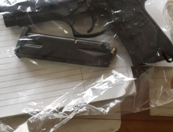 Lëvizte me pistoletë në brez, arrestohet 35-vjeçari me dy emra