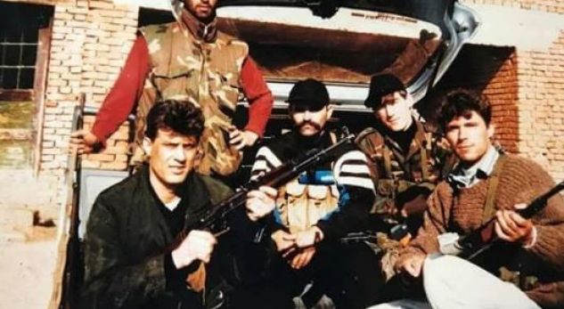 Fotografi të pabotuara/ Adem Jashari, kur ishte me Hashim Thaçin e Kadri Veselin