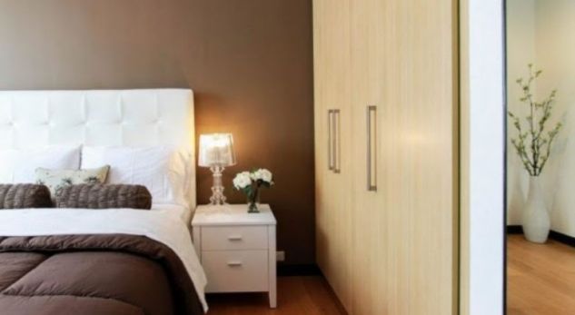 Gruaja fsheh dashnorin në dollap, sajon sherr me burrin por ndodh e papritura