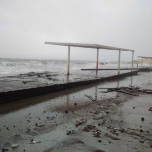 Stuhi e fuqishme edhe në Durrës, era shkakton dëme në vijën bregdetare