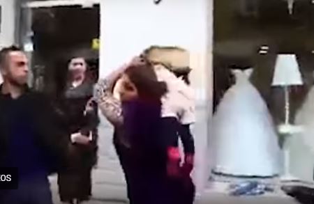 VIDEO/ Gruaja përdor fëmijën si send për të goditur burrin