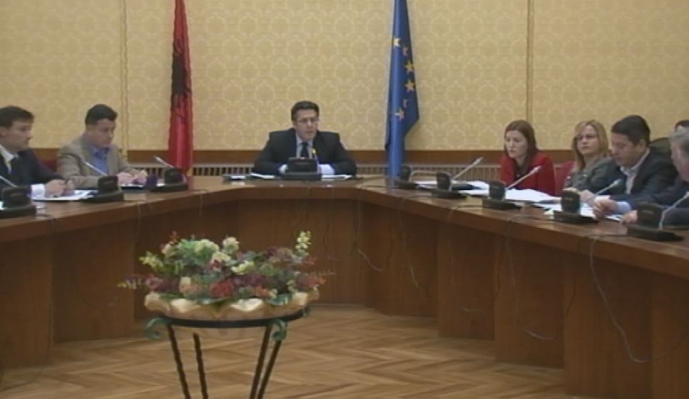 Konstituohet komisioni hetimor për ‘Tahirin’, ‘përplasje’ për mbledhjen e radhës