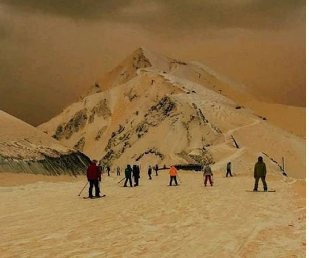 FOTOT/ Fenomeni i rrallë, dëbora portokalli ‘mbulon’ Europën lindore