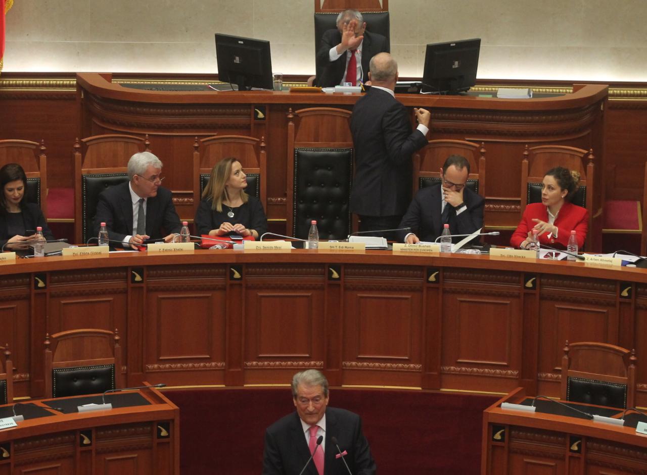 Batutat/ “Ti shko zgjidh qelinë! Sa herë përmendet familja Rama mbaron koha”