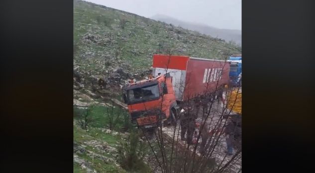 Aksidentohet kamioni, bllokohet rruga te Qafa e Muzinës