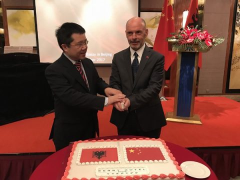 Ambasadori shqiptar merr çmim në Pekin, promovon Kinën, thumbon Shqipërinë