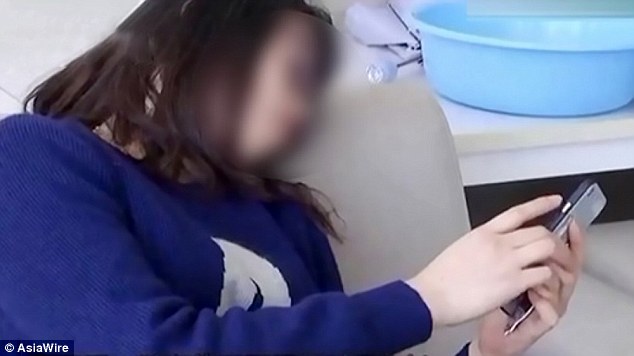 Kujdes! Gruaja qëndron 20 orë në telefon, i mpikset gjaku në tru