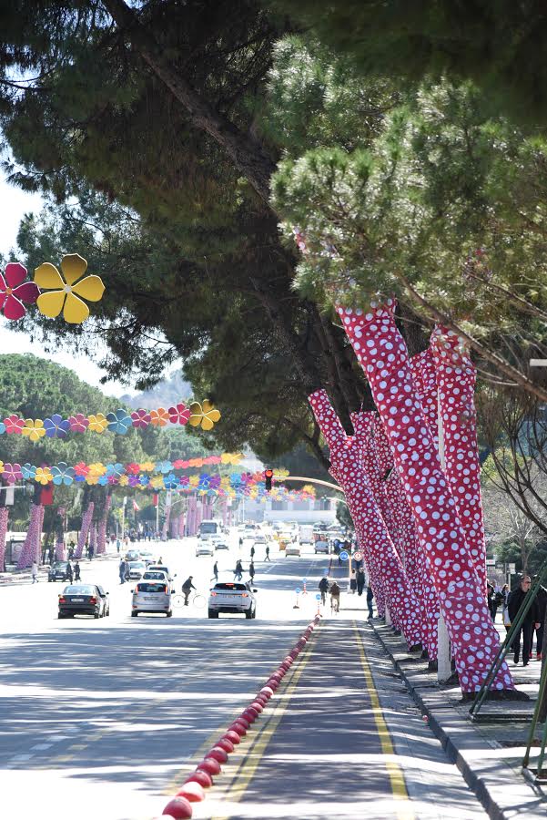 Tirana gati për Ditën e Verës, rrugët e kryeqytetit vishen me ngjyrat e festës