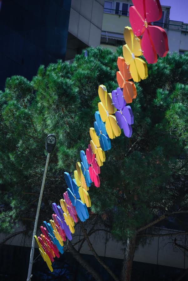 Tirana gati për Ditën e Verës, rrugët e kryeqytetit vishen me ngjyrat e festës