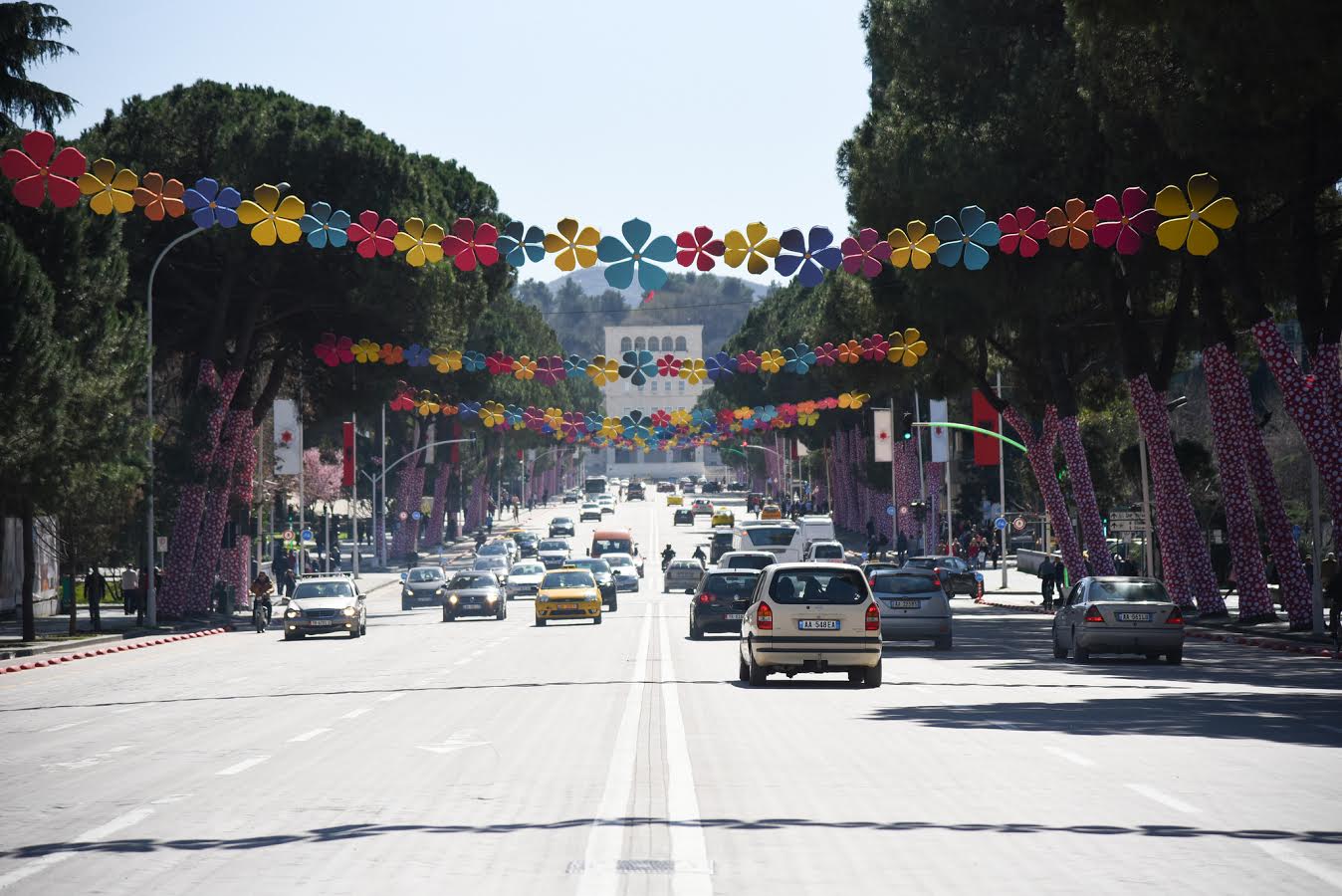Tirana gati për Ditën e Verës, rrugët e kryeqytetit vishen me ngjyrat e festës