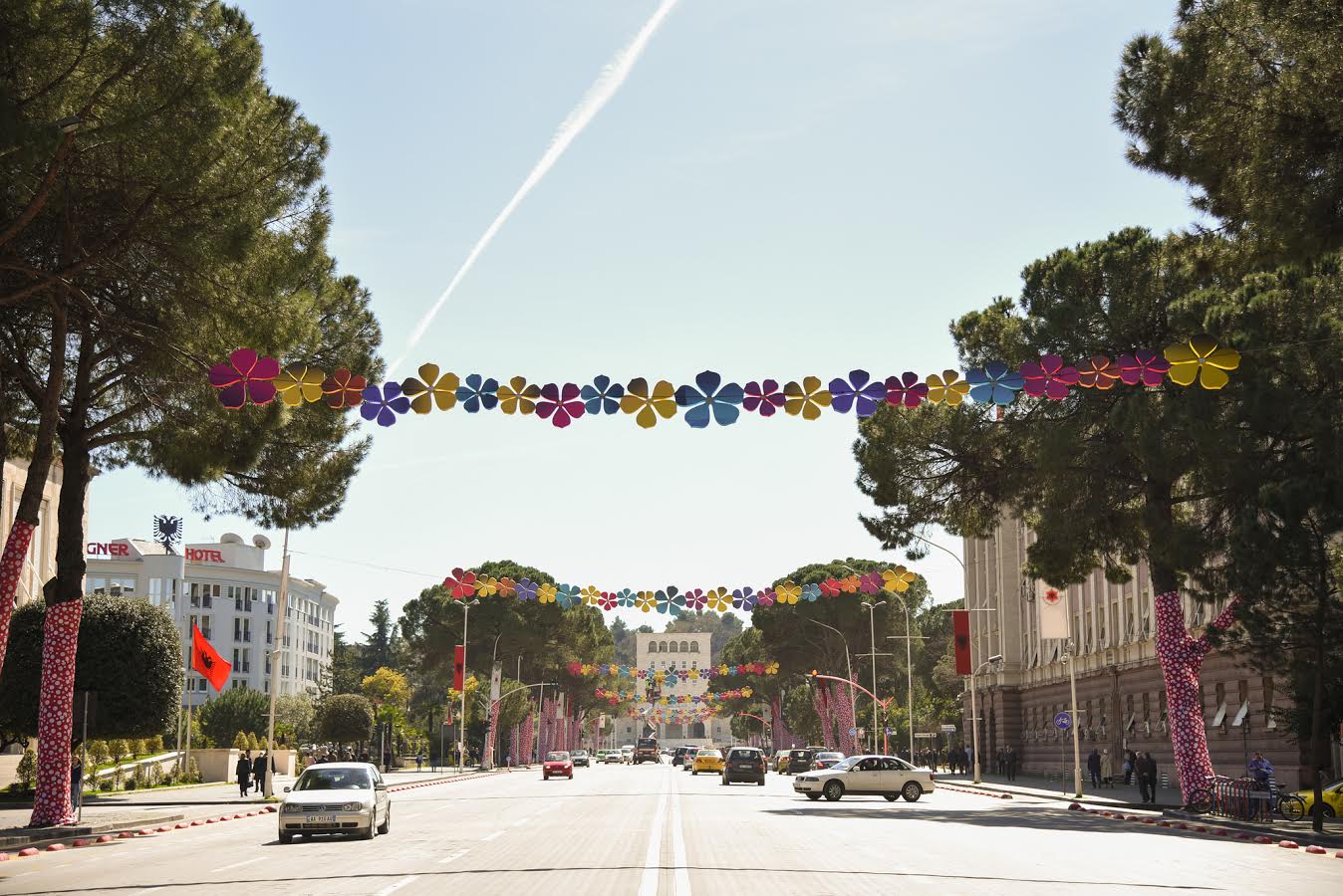 Tirana gati për Ditën e Verës, rrugët e kryeqytetit vishen me ngjyrat e festës