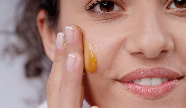 Efektet e mjaltit në lëkurën e fytyrës, një anti-bakterial natyral