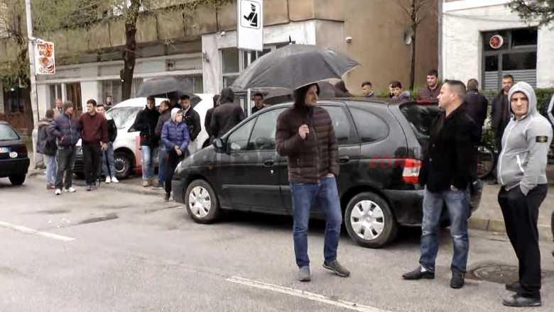 Arrestimet në Kukës/ Edhe tifo grupi “Armata e Veriut” para komisariatit