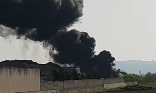 Kavajë, bie zjarr në një objekt inertesh, nuk raportohet për të lënduar