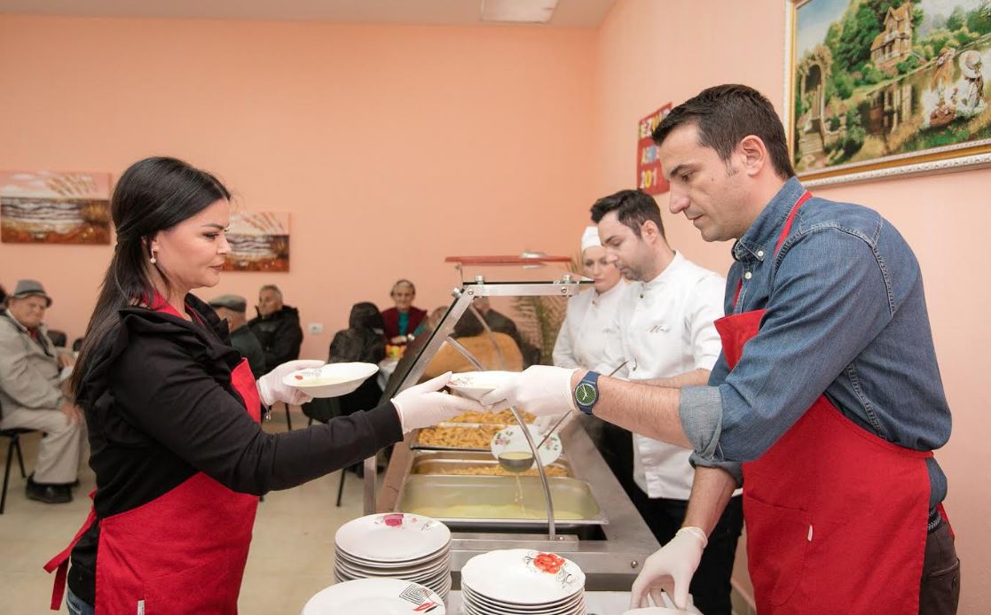 Pashkët/ Eli Fara dhe Renato Mekolli bashkohen me Veliajn në mensën sociale