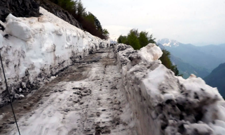 Turistët kthehen mbrapsht, disa rrugë në Theth të bllokuara nga bora
