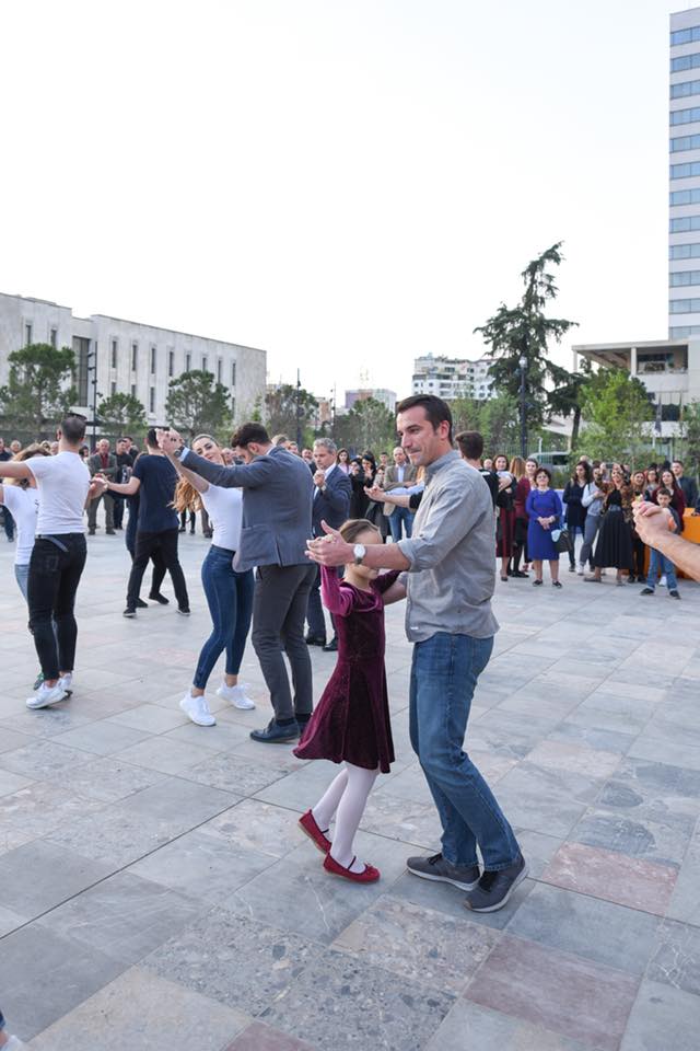 VIDEO/ Vjen për herë të parë në Tiranë “Ballo Vjeneze”, ja partnerja që e shoqëron Veliajn në prova