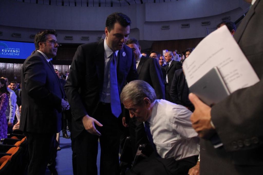 FOTOT/ Kuvendi i PD, nga përqafimet Berisha- Basha, vendet bosh, e deri te ‘luajaliteti’ i kritikëve