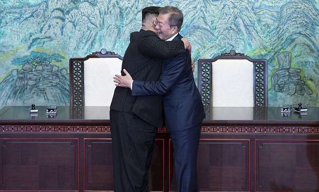 Fotot+ Video/ Ekspertja e plastikës së trupit: Ja mesazhet që përçuan liderët e dy Koreve!