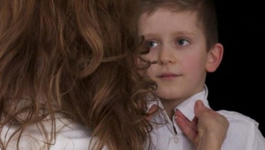 “Sa herë e bën me babin”, 12-vjeçari shtang nënën me pyetjen…