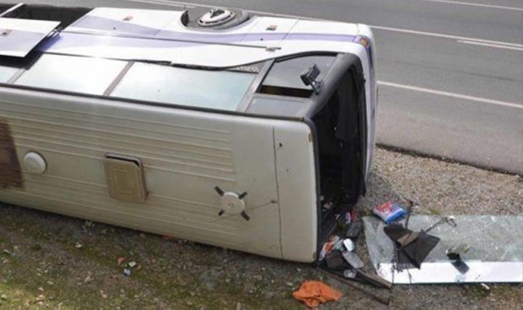 Aksident në Elbasan, minibusi me pasagjerë del nga rruga, nuk ka të lënduar