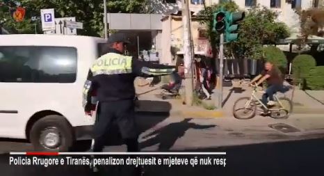 VIDEO/ Policia iu ‘shtrëngon rripin’ shoferëve, heq 27 patenta në Tiranë