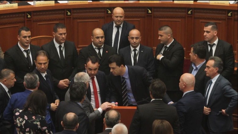 FOTOT/ Rusët vlerësojnë atë që Basha e Kryemadhi bën sot në Kuvend