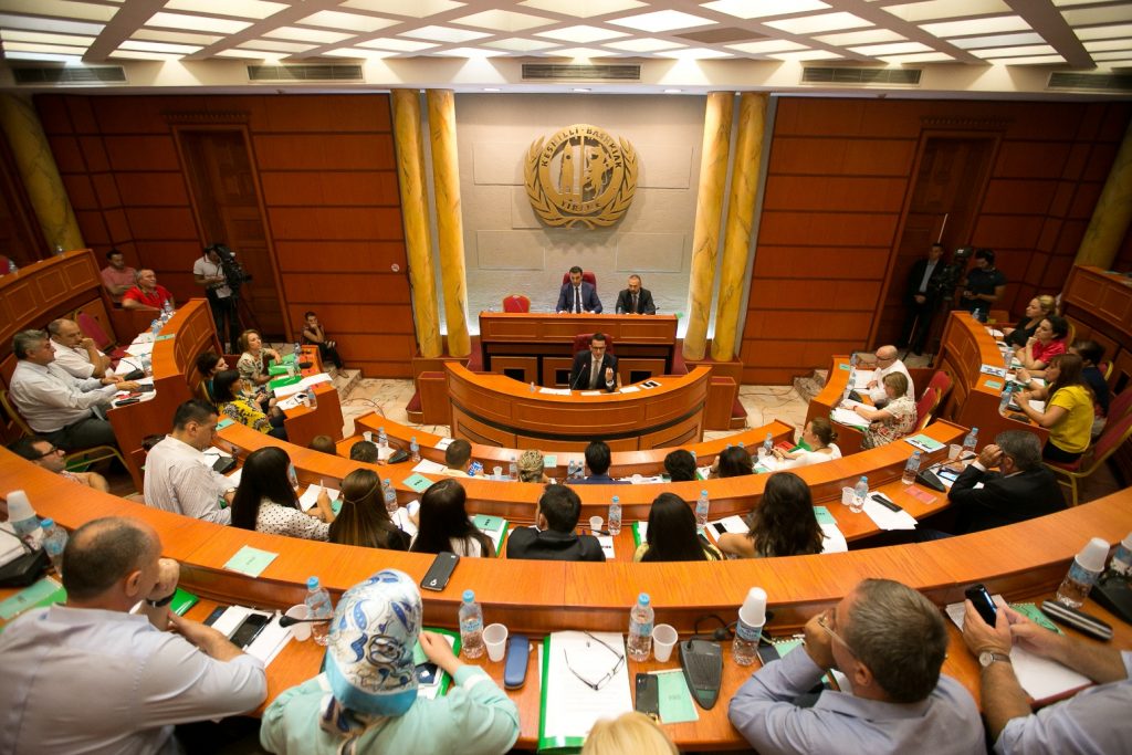 Transferimi i Veliajt ndez debatin në Këshillin Bashkiak, socialistët: Çfarë ishte gjithë ky ngut për ta çuar në Fier?