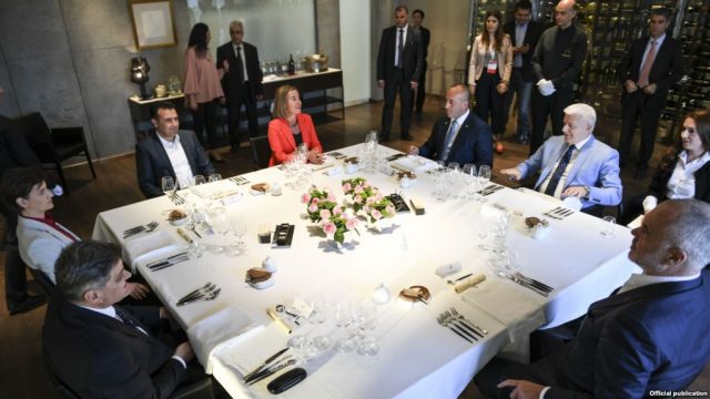 Mogerini mbledh kryeministrat e Ballkanit në Shkup, integrimi temë qëndrore