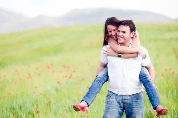 Femra, ja 8 gjerat që burri i bën vetëm me gruan që dashuron!