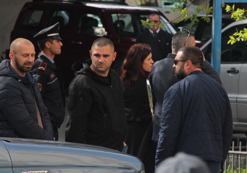 FOTOT/ Masat e sigurisë për protestuesit e dhunshëm, gjykatësja shoqërohet në masa të rrepta sigurie